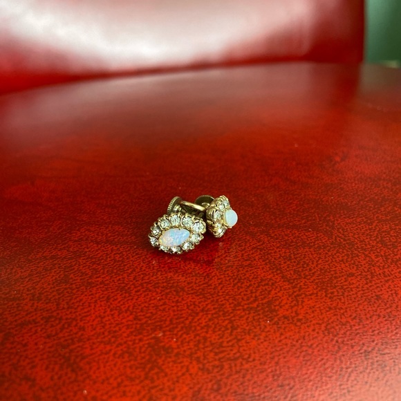 Vintage Vargas Rhinestone & Opal screw back earrings Gold Tone Prong Set Stones - Picture 4 of 7